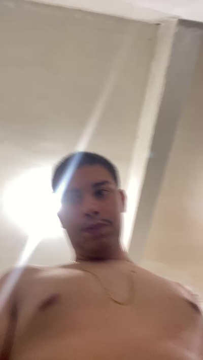 hugo7084 live cam on Cam4
