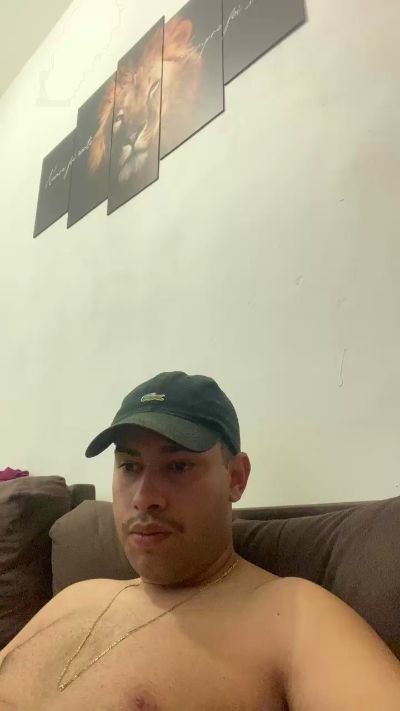 hugo7084 live cam on Cam4