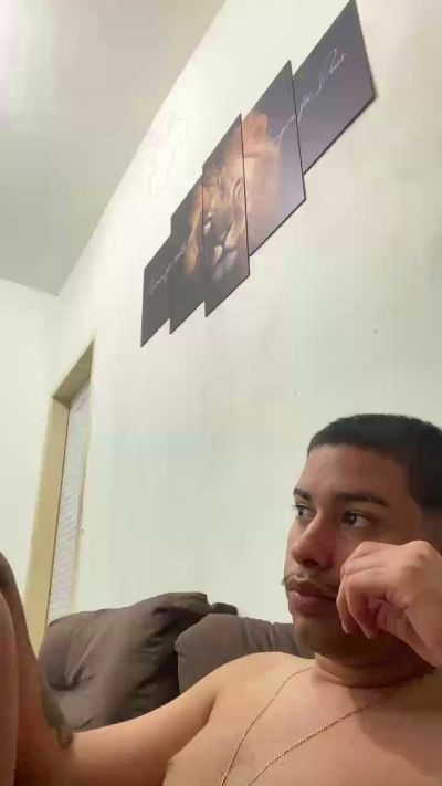 hugo7084 live cam on Cam4