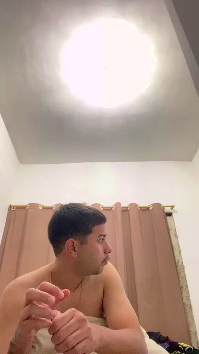 hugo7084 live cam on Cam4