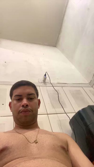 hugo7084 live cam on Cam4