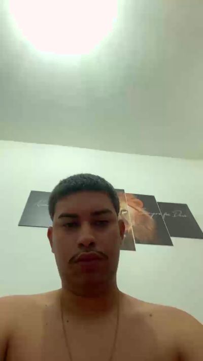 hugo7084 live cam on Cam4