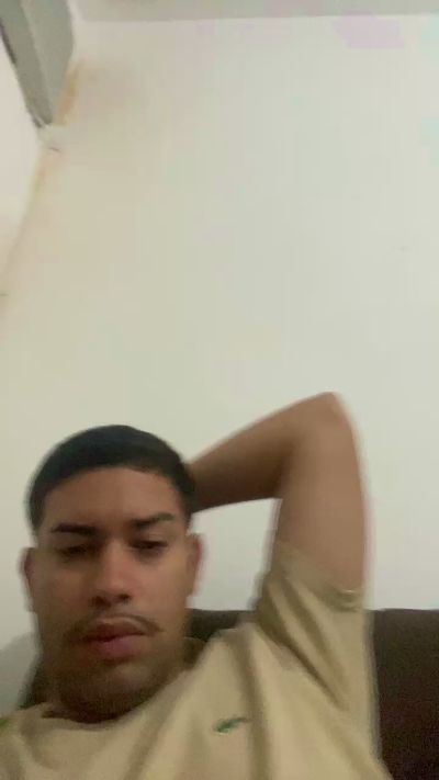 hugo7084 live cam on Cam4