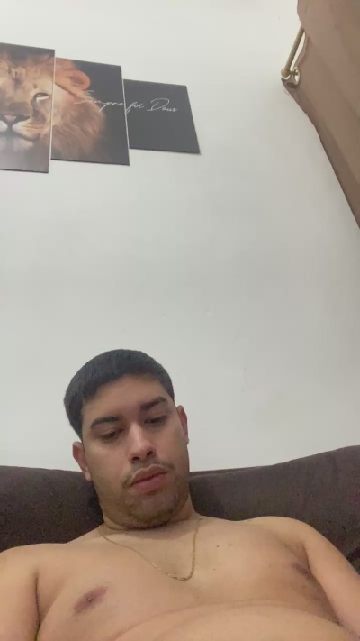 hugo7084 live cam on Cam4