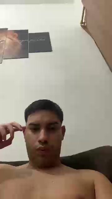 hugo7084 live cam on Cam4