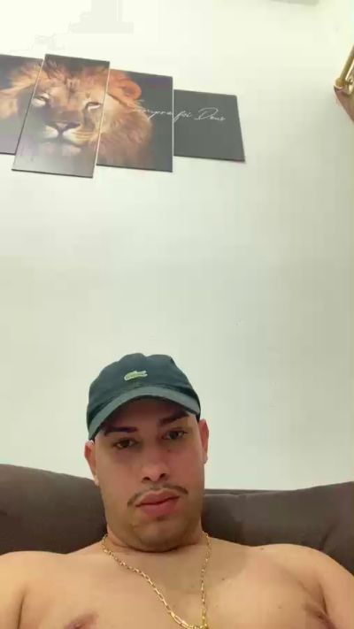 hugo7084 live cam on Cam4