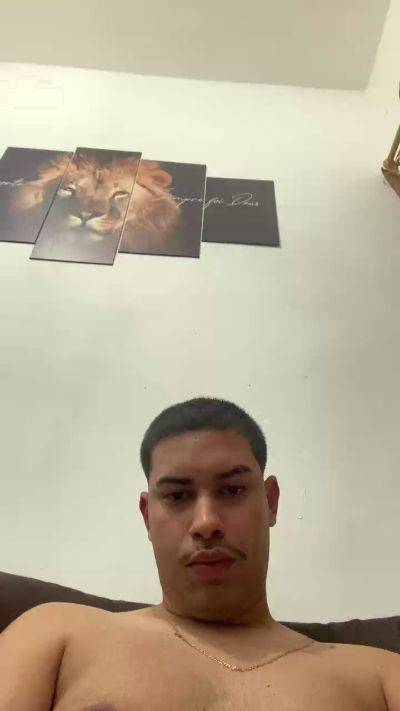 hugo7084 live cam on Cam4