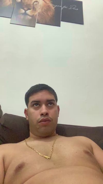 hugo7084 live cam on Cam4