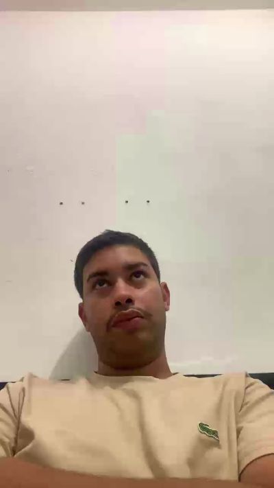 hugo7084 live cam on Cam4