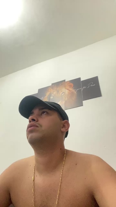 hugo7084 live cam on Cam4