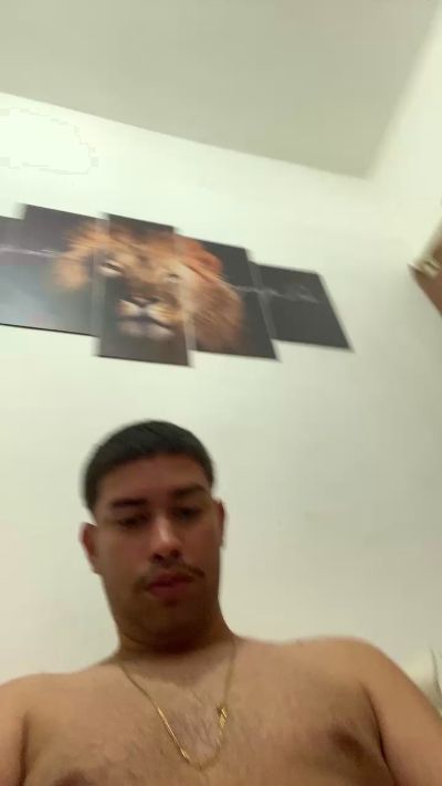 hugo7084 live cam on Cam4