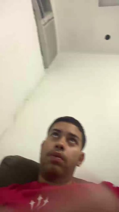 hugo7084 live cam on Cam4