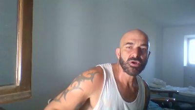 ilciuciu20 live cam on Cam4