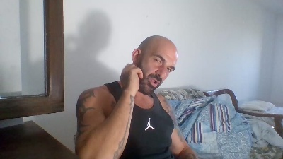 ilciuciu20 live cam on Cam4