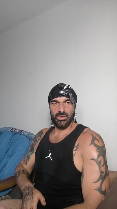 ilciuciu20 live cam on Cam4