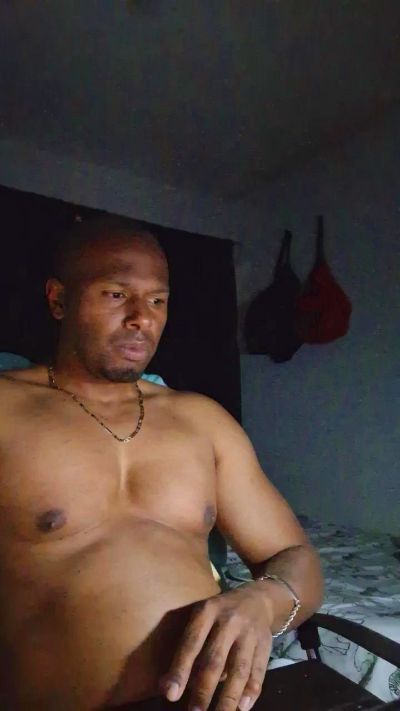 irey_negro live cam on Cam4