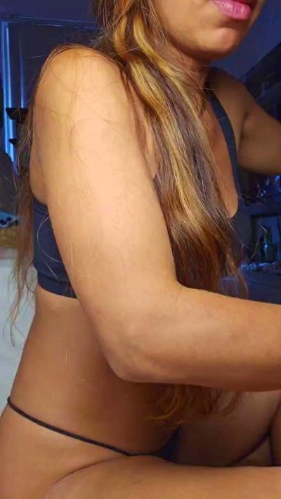 irina_kiss69 live cam on Cam4