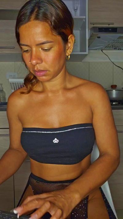irina_kiss69 live cam on Cam4