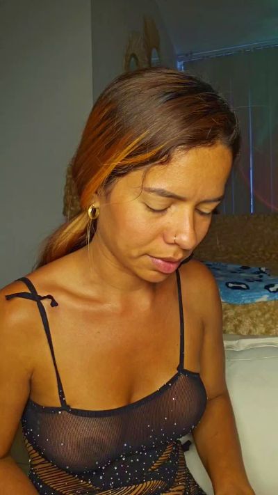irina_kiss69 live cam on Cam4