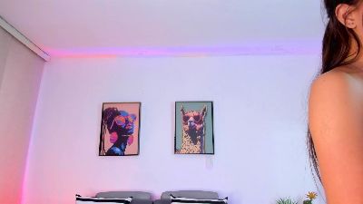 issa_wolf live cam on Cam4