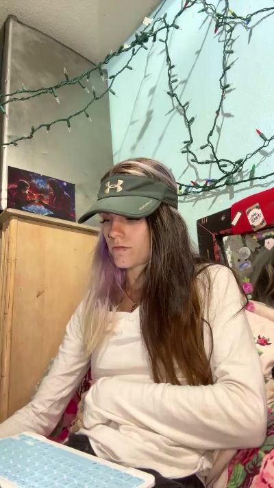 ittybittyrissa live female webcam from United States