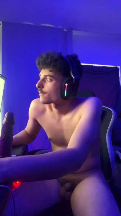 le modèle jerry73653 est en webcam porno dans un show sur le site cam4, il possède les tags suivants: 