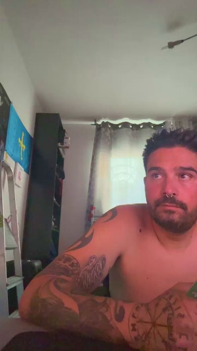 juanjo4 live cam on Cam4