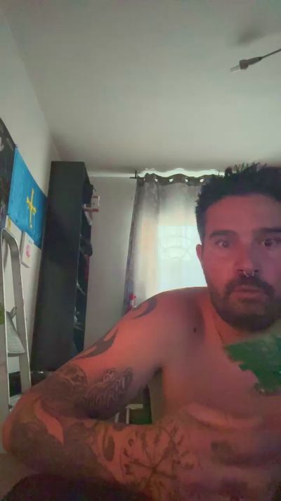juanjo4 live cam on Cam4
