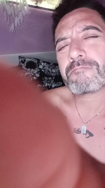 juguetron_xxx live cam on Cam4