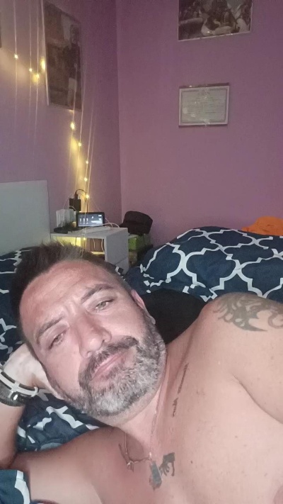 juguetron_xxx live cam on Cam4