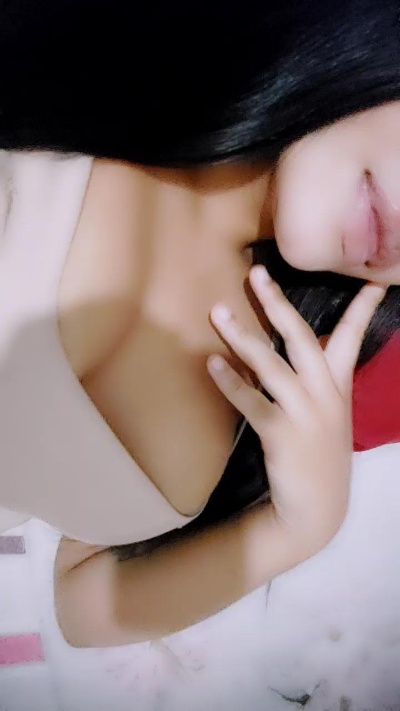 jujualmeida4 live cam on Cam4