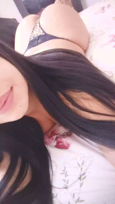 jujualmeida4 live cam on Cam4