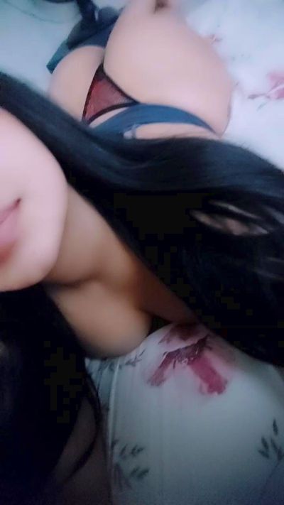 jujualmeida4 live cam on Cam4
