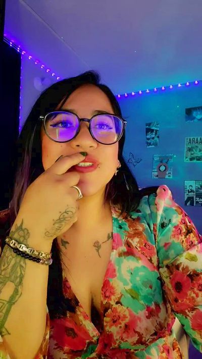 julibella_swee4 live cam on Cam4