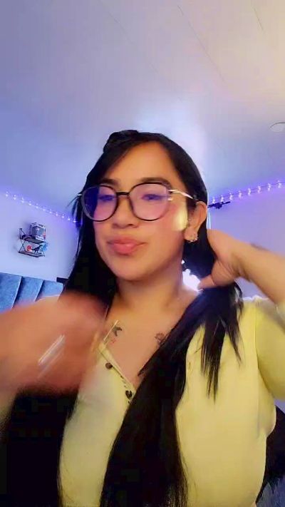 julibella_swee4 live cam on Cam4