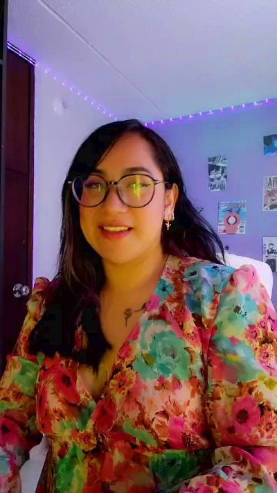 julibella_swee4 live cam on Cam4