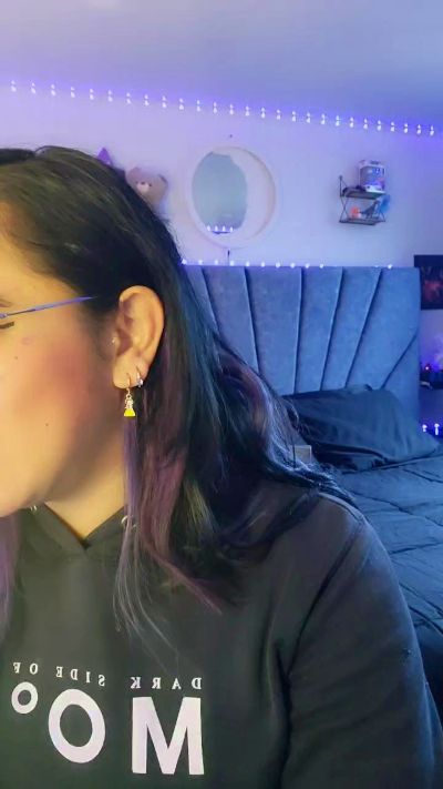 julibella_swee4 live cam on Cam4