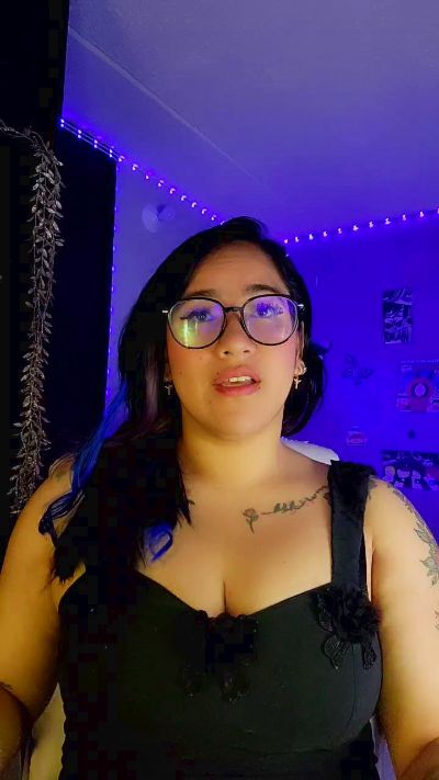 julibella_swee4 live cam on Cam4