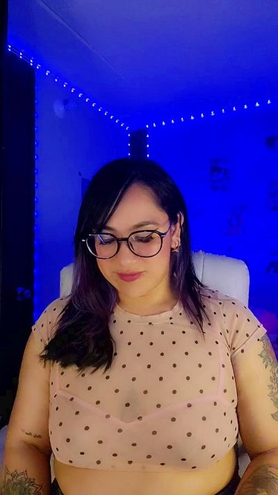 julibella_swee4 live cam on Cam4