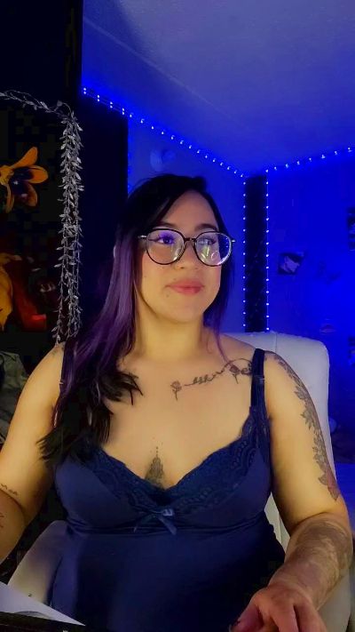 julibella_swee4 live cam on Cam4