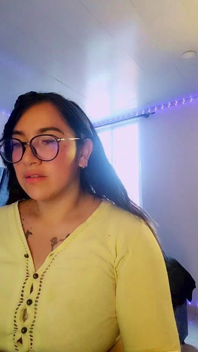 julibella_swee4 live cam on Cam4