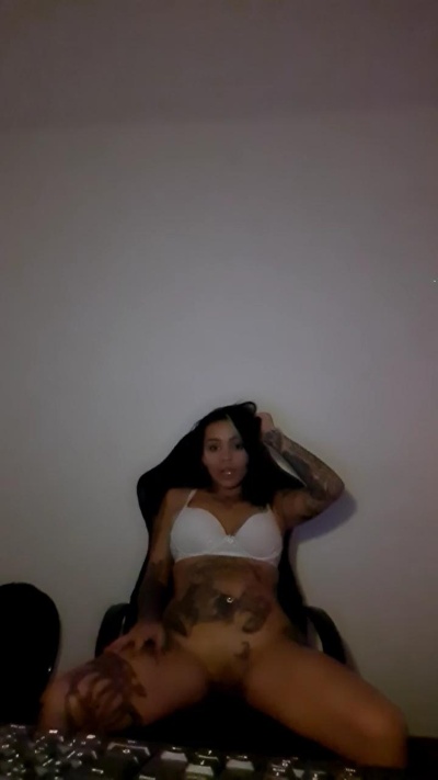 kahpoliver2 live cam on Cam4