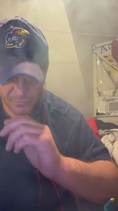 kansaspartyboy live cam on Cam4