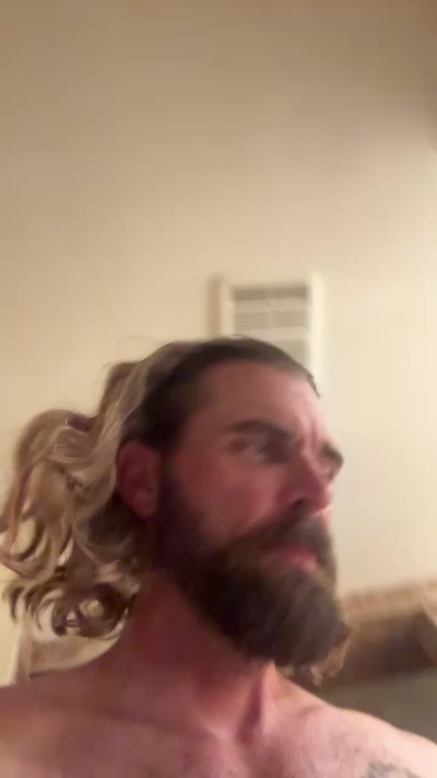 kingthrobert0 live cam on Cam4