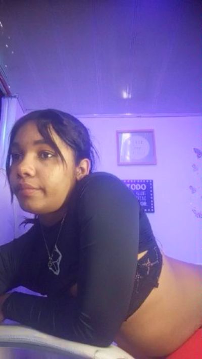 labonita4 live cam on Cam4
