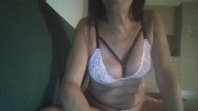 ladygiuly4 live cam on Cam4