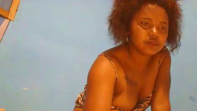 Webcam donna dal vivo da Madagascar con larisax