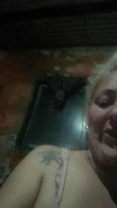 larubia1985 live cam on Cam4