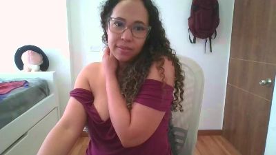 latina_hot84 live cam on Cam4