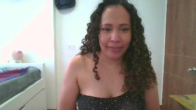 latina_hot84 live cam on Cam4